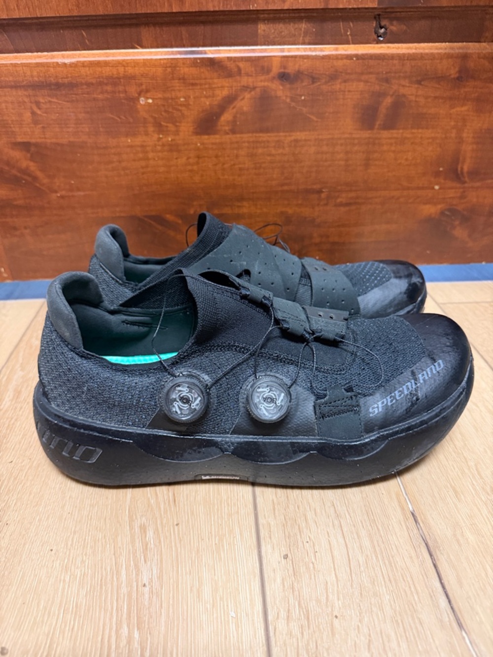 Men’s 12.5 Speedland GSBLK Running  Shoes with Teal Insoles and Dial Closure